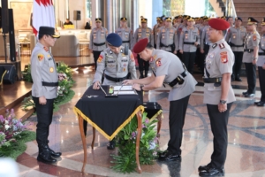 Kapolda Metro Jaya memimpin sertijab tiga pejabat utama dan menegaskan pentingnya kinerja terbaik, integritas, serta pelayanan optimal kepada masyarakat. (Foto: RN/HO-Humas Polda Metro Jaya)