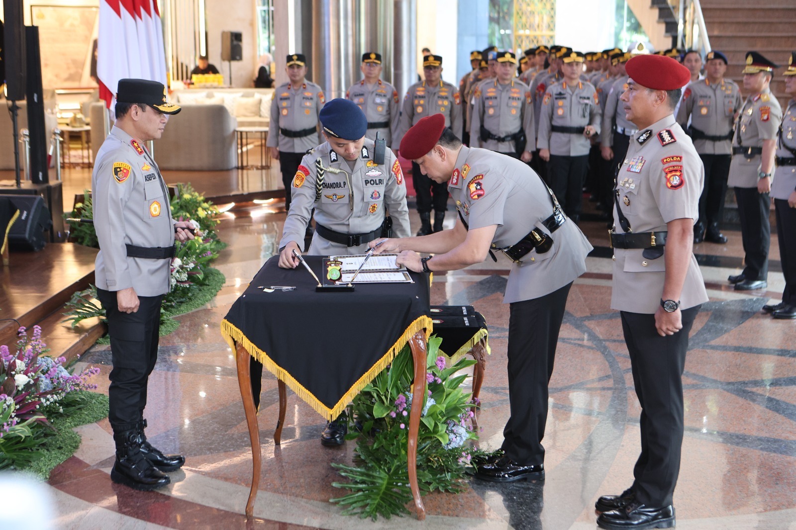 Kapolda Metro Jaya memimpin sertijab tiga pejabat utama dan menegaskan pentingnya kinerja terbaik, integritas, serta pelayanan optimal kepada masyarakat. (Foto: RN/HO-Humas Polda Metro Jaya)