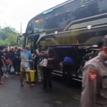 Seluruh penumpang KA Bangunkarta yang anjlok di Bumiayu berhasil dievakuasi. KAI menyediakan bus untuk melanjutkan perjalanan ke berbagai tujuan. (Foto: ReportaseNews/Kus)