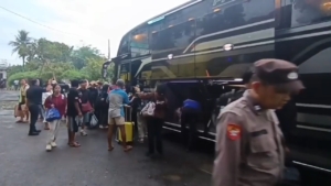 Seluruh penumpang KA Bangunkarta yang anjlok di Bumiayu berhasil dievakuasi. KAI menyediakan bus untuk melanjutkan perjalanan ke berbagai tujuan. (Foto: ReportaseNews/Kus)