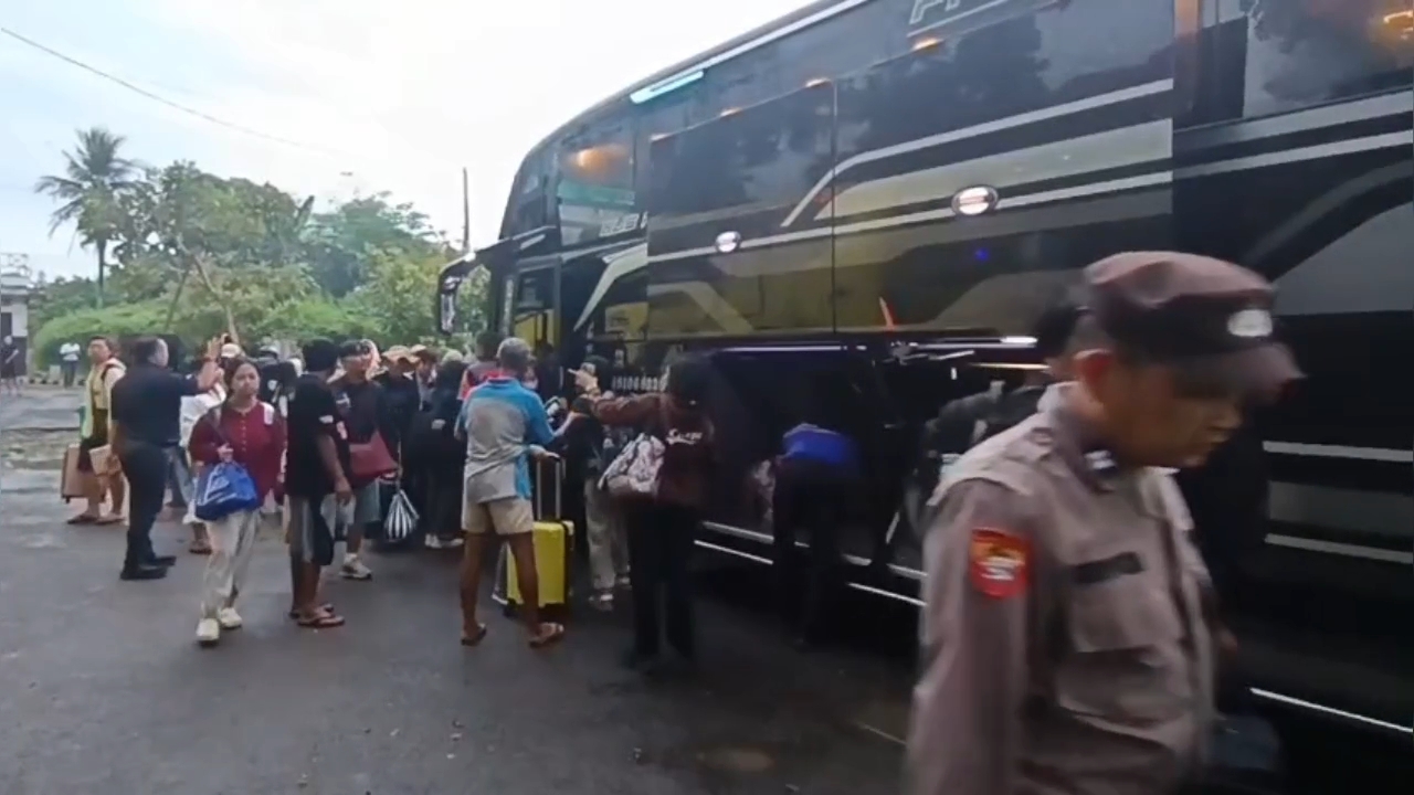 Seluruh penumpang KA Bangunkarta yang anjlok di Bumiayu berhasil dievakuasi. KAI menyediakan bus untuk melanjutkan perjalanan ke berbagai tujuan. (Foto: ReportaseNews/Kus)