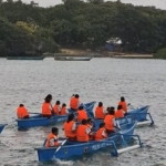 Polda NTT Beri Bantuan Perahu Dayung Untuk Anak Sekolah di Rote