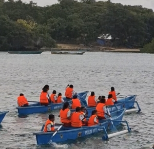 Polda NTT Beri Bantuan Perahu Dayung Untuk Anak Sekolah di Rote