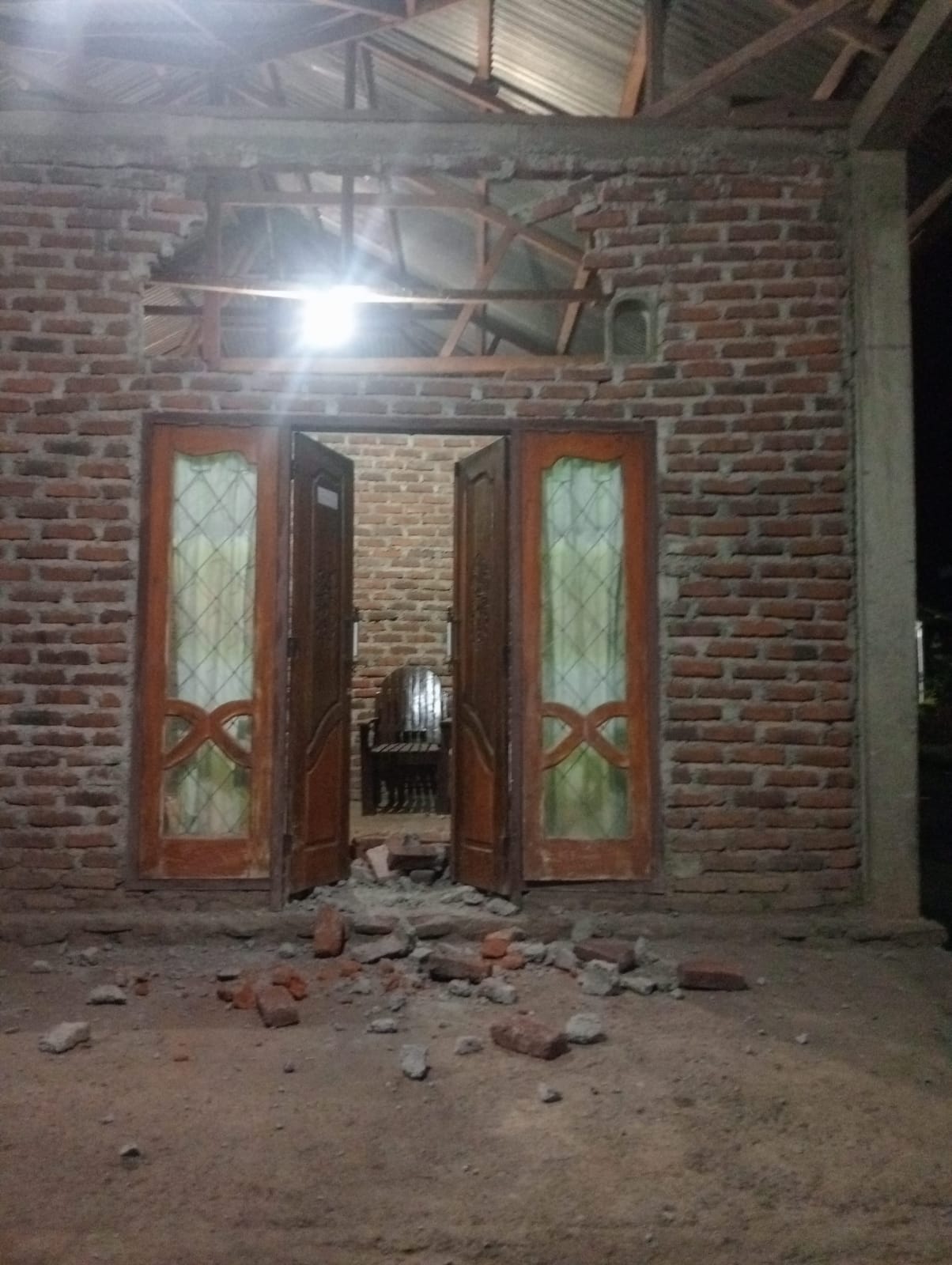 Ratusan Rumah Rusak Akibat Gempa di Flores Timur