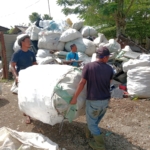 Harga plastik naik di Banyumas memberi keuntungan bagi pemulung dan pengepul. Namun, ketidakpastian harga membuat mereka khawatir penghasilan tidak stabil. (Foto: ReportaseNews/Kus)