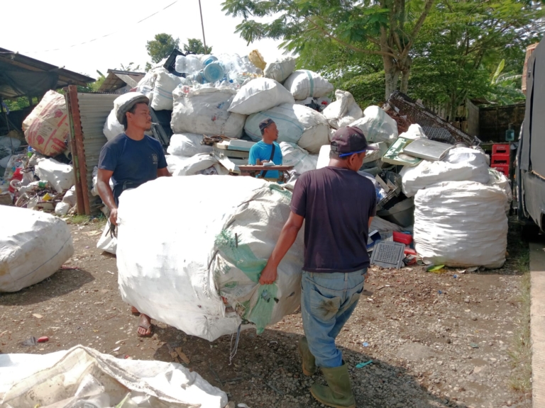 Harga plastik naik di Banyumas memberi keuntungan bagi pemulung dan pengepul. Namun, ketidakpastian harga membuat mereka khawatir penghasilan tidak stabil. (Foto: ReportaseNews/Kus)