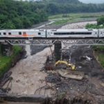 Jembatan rel Prupuk–Linggapura kembali dibuka setelah perbaikan. Sebanyak 13 perjalanan kereta api terdampak dengan keterlambatan hingga 29 menit. (Foto: ReportaseNews/Kus)