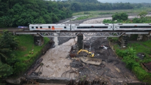 Jembatan rel Prupuk–Linggapura kembali dibuka setelah perbaikan. Sebanyak 13 perjalanan kereta api terdampak dengan keterlambatan hingga 29 menit. (Foto: ReportaseNews/Kus)