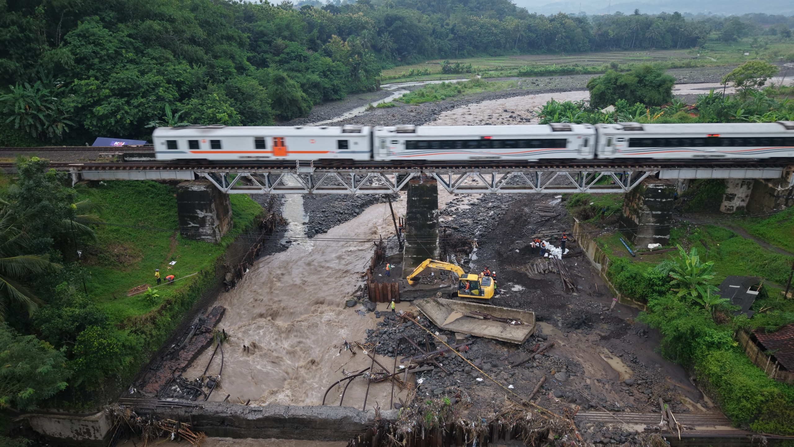 Jembatan rel Prupuk–Linggapura kembali dibuka setelah perbaikan. Sebanyak 13 perjalanan kereta api terdampak dengan keterlambatan hingga 29 menit. (Foto: ReportaseNews/Kus)