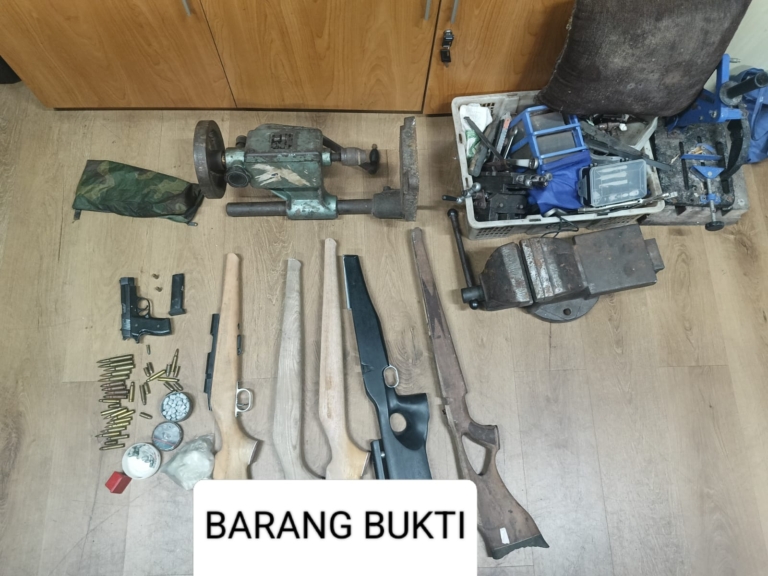 Penangkapan Ki Bedil, perakit senjata api ilegal di Bandung, mengungkap jaringan perdagangan senjata rakitan setelah Bareskrim Polri menyergap perantara dan menyita ratusan peluru. (Foto: ReportaseNews/HO-Satresmob Bareskrim Polri)