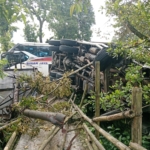 Truk batu bara terguling di Banyumas setelah sopir diduga mengantuk. Kecelakaan menyebabkan kemacetan di jalur utama Jakarta–Purwokerto tanpa korban jiwa. (Foto: ReportaseNews/Kus)