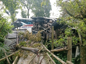 Truk batu bara terguling di Banyumas setelah sopir diduga mengantuk. Kecelakaan menyebabkan kemacetan di jalur utama Jakarta–Purwokerto tanpa korban jiwa. (Foto: ReportaseNews/Kus)