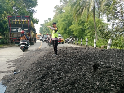 Tumpahan batu bara, imbas kecelakaan truk terguling. (Foto: ReportaseNews/Kus)