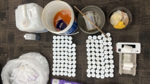 Bareskrim Polri mengungkap produksi kosmetik ilegal bermerkuri di Bogor. Tiga orang diamankan, ratusan produk disita. (Ist)