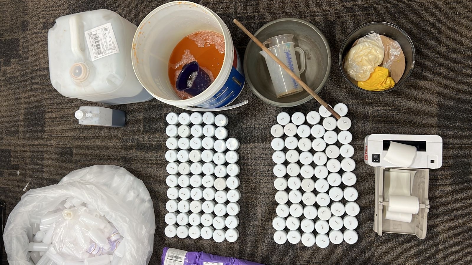 Bareskrim Polri mengungkap produksi kosmetik ilegal bermerkuri di Bogor. Tiga orang diamankan, ratusan produk disita. (Ist)