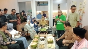 Anies Baswedan menghadiri reuni 30 tahun bersama warga Desa Kracak dan Penaruban, Purbalingga. Momen silaturahmi penuh nostalgia diwarnai kenangan KKN dan kehangatan Idul Fitri. (Foto: ReportaseNews/Kus)