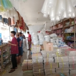 Kenaikan harga plastik di Ajibarang, Banyumas, membuat omzet pedagang turun hingga 80 persen akibat lonjakan harga dan terbatasnya pasokan. (Foto: ReportaseNews/Kus)