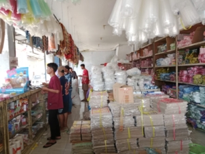 Kenaikan harga plastik di Ajibarang, Banyumas, membuat omzet pedagang turun hingga 80 persen akibat lonjakan harga dan terbatasnya pasokan. (Foto: ReportaseNews/Kus)
