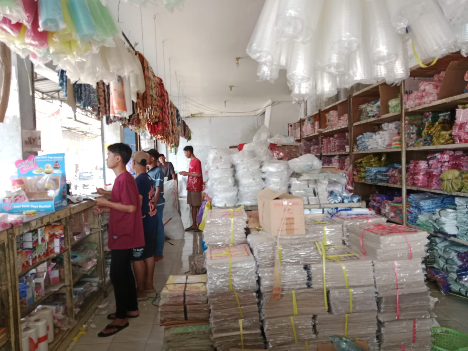 Kenaikan harga plastik di Ajibarang, Banyumas, membuat omzet pedagang turun hingga 80 persen akibat lonjakan harga dan terbatasnya pasokan. (Foto: ReportaseNews/Kus)