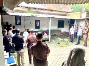 Rekonstruksi kasus remaja dibakar di Sokaraja Banyumas mengungkap dua versi kronologi berbeda. Fakta baru bermunculan, penyelidikan belum final. (Foto: ReportaseNews/Kus)