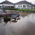 Banjir kembali melanda Perumahan Puri Intan, Banyumas. Warga menyoroti proyek wisata yang diduga mengganggu drainase dan memperparah banjir berulang. (Foto: ReportaseNews/Kus)