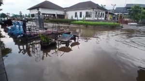 Banjir kembali melanda Perumahan Puri Intan, Banyumas. Warga menyoroti proyek wisata yang diduga mengganggu drainase dan memperparah banjir berulang. (Foto: ReportaseNews/Kus)