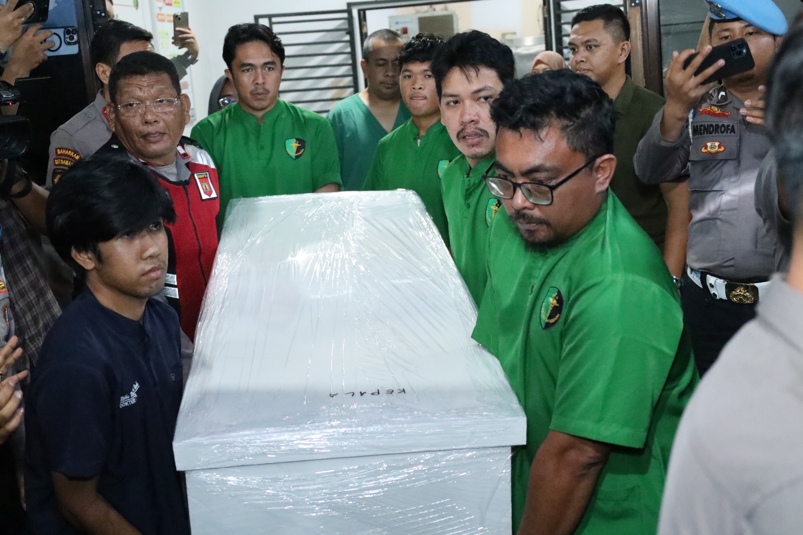 Bripda NS, anggota Polda Kepri, meninggal diduga akibat kekerasan sesama polisi. Kapolda tegaskan proses hukum transparan dan tegas. (Foto: ReportaseNews/Gus)