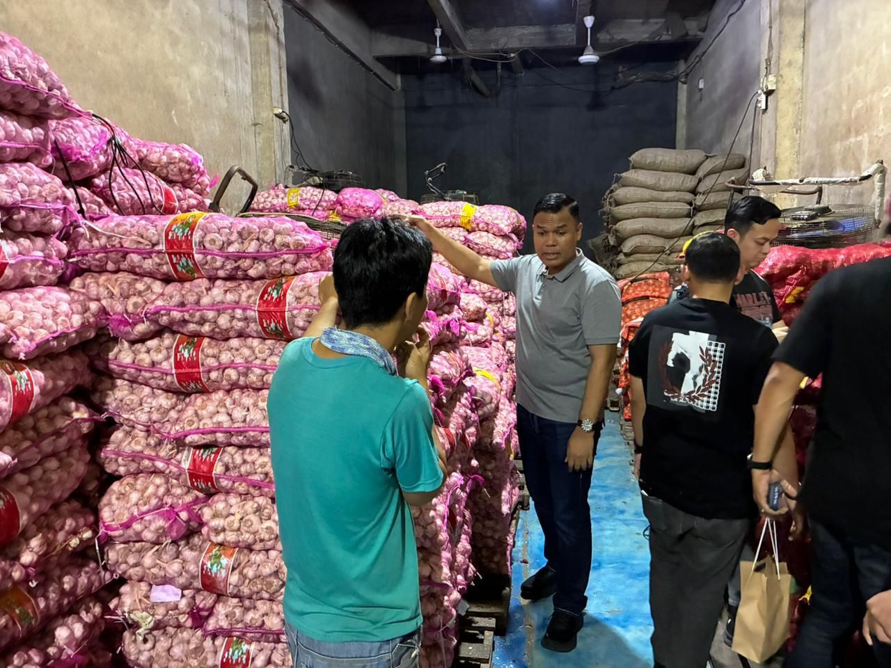 Bareskrim Polri mengungkap penyelundupan 23 ton bawang dan cabai ilegal di Pontianak. Komoditas impor tanpa izin diduga masuk lewat Malaysia. (Foto: ReportaseNews/HO-Bareskrim Polri)