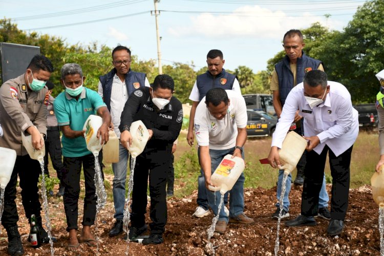 Polda NTT Musnahkan Ribuan Liter Minuman Keras