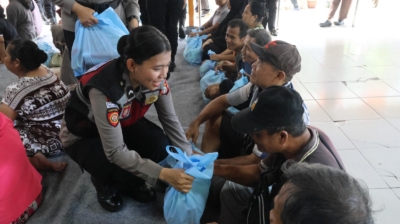 Polwan Polda Metro Jaya gelar edukasi dan bakti sosial Hari Kartini 2026 di Petamburan, bagikan 500 paket sembako dan perkuat perlindungan perempuan serta kelompok rentan. (Foto: ReportaseNews/HO-Humas Polda Metro Jaya)