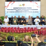 Polri menangkap 330 tersangka kasus penyalahgunaan BBM dan LPG subsidi dalam 13 hari. Kerugian negara capai Rp243 miliar, modus makin terorganisir. (Foto: ReportaseNews/HO-Humas Polri)