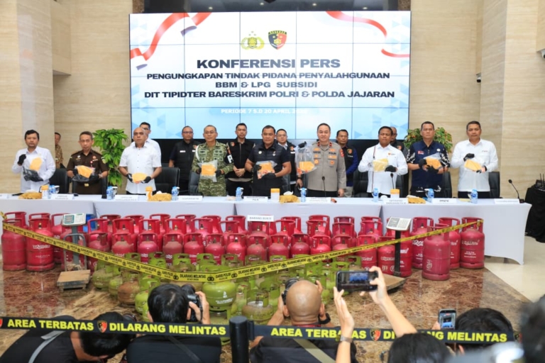 Polri menangkap 330 tersangka kasus penyalahgunaan BBM dan LPG subsidi dalam 13 hari. Kerugian negara capai Rp243 miliar, modus makin terorganisir. (Foto: ReportaseNews/HO-Humas Polri)