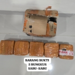 Polri menangkap kurir sabu di Makassar dengan barang bukti lebih dari 5 kilogram senilai Rp9 miliar. Jaringan dikendalikan dua DPO, polisi terus mengembangkan kasus. (Foto: ReportaseNews/HO-Dittipidnarkoba Bareskrim Polri)