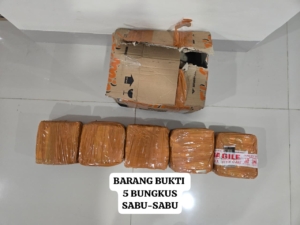 Polri menangkap kurir sabu di Makassar dengan barang bukti lebih dari 5 kilogram senilai Rp9 miliar. Jaringan dikendalikan dua DPO, polisi terus mengembangkan kasus. (Foto: ReportaseNews/HO-Dittipidnarkoba Bareskrim Polri)