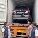 Polda Jateng mengungkap penyelundupan 1.727 kendaraan ke Timor Leste dengan dokumen fiktif. Dua tersangka ditangkap, nilai transaksi tembus Rp50 miliar. (Foto: ReportaseNews/Andi)