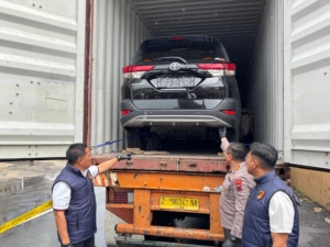 Polda Jateng mengungkap penyelundupan 1.727 kendaraan ke Timor Leste dengan dokumen fiktif. Dua tersangka ditangkap, nilai transaksi tembus Rp50 miliar. (Foto: ReportaseNews/Andi)