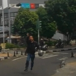 Salah satu pengendara sepeda motor, terduga komplotan pelaku begal. (@wargajakarta.id)