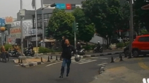 Salah satu pengendara sepeda motor, terduga komplotan pelaku begal. (@wargajakarta.id)