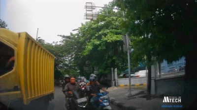 Seorang ibu di Jakarta Barat panik dikejar pemotor hingga nekat menerobos lampu merah demi selamat. Polisi tengah menyelidiki insiden viral ini. (@wargajakarta.id)