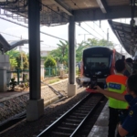 KAI lakukan uji coba KRL Bekasi-Cikarang pascainsiden tragis yang menewaskan 16 orang. Fokus utama pada keselamatan sebelum operasional normal kembali. (Foto: ReportaseNews/Tama)