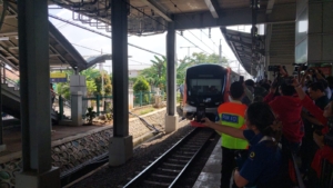 KAI lakukan uji coba KRL Bekasi-Cikarang pascainsiden tragis yang menewaskan 16 orang. Fokus utama pada keselamatan sebelum operasional normal kembali. (Foto: ReportaseNews/Tama)
