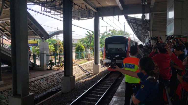 KAI lakukan uji coba KRL Bekasi-Cikarang pascainsiden tragis yang menewaskan 16 orang. Fokus utama pada keselamatan sebelum operasional normal kembali. (Foto: ReportaseNews/Tama)