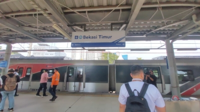 Rangkaian KRL bernomor CL-125.4008 dilaporkan melintas di kawasan Stasiun Bekasi Timur pada pukul 11.55 WIB dalam kondisi aman sebagai bagian dari pengujian. (Foto: ReportaseNews/Tama)