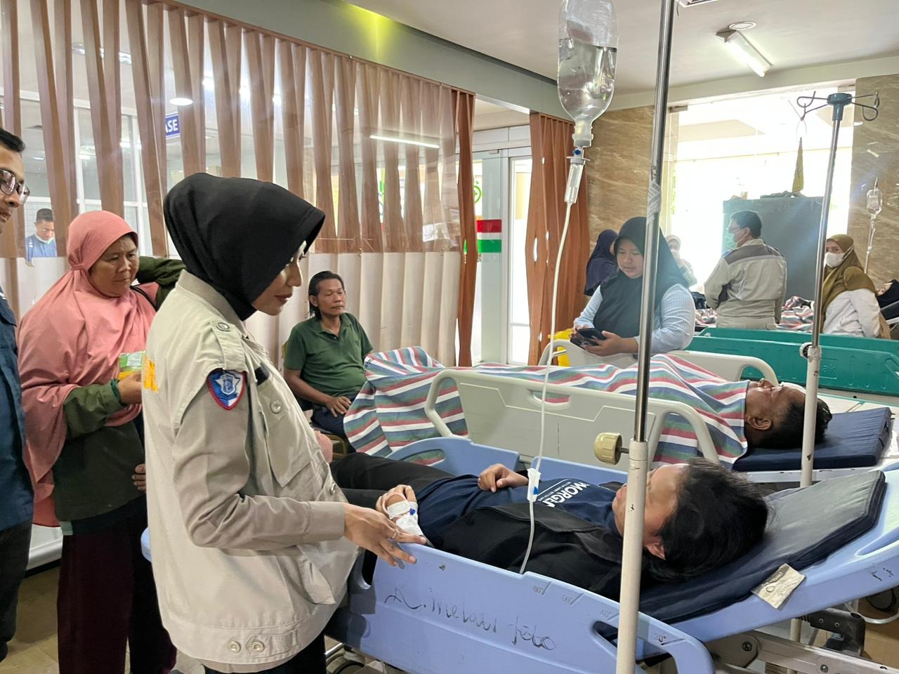 Polri mengerahkan tim trauma healing untuk mendampingi korban kecelakaan kereta di RSUD Bekasi, termasuk keluarga korban, guna memastikan pemulihan mental berjalan optimal. (Foto: ReportaseNews/HO-Humas Polda Metro Jaya)