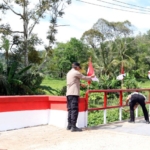 Kapolres Tapsel Pimpin Perbaikan Jembatan di Desa Pargarutan Jae