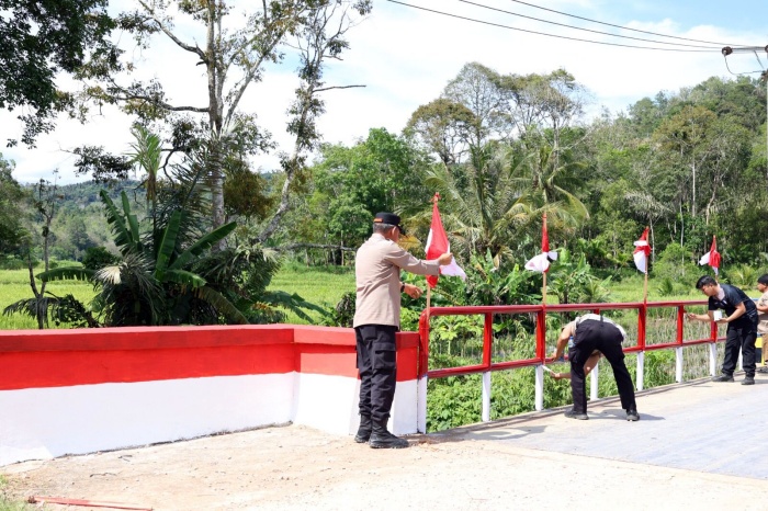 Kapolres Tapsel Pimpin Perbaikan Jembatan di Desa Pargarutan Jae