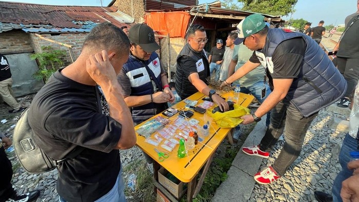 Polisi Runtuhkan Markas Narkoba di Bantaran Rel Tembung, Empat Pengedar Ditangkap