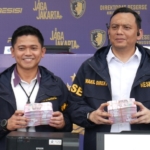 Polisi mengungkap modus dukun penggandaan uang oleh pria di Bogor. Pelaku mencetak uang palsu Rp100 ribu menggunakan printer dengan total sekitar Rp620 juta. (Foto: RN/Tama)