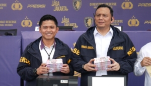 Polisi mengungkap modus dukun penggandaan uang oleh pria di Bogor. Pelaku mencetak uang palsu Rp100 ribu menggunakan printer dengan total sekitar Rp620 juta. (Foto: RN/Tama)