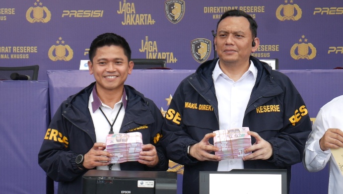 Polisi mengungkap modus dukun penggandaan uang oleh pria di Bogor. Pelaku mencetak uang palsu Rp100 ribu menggunakan printer dengan total sekitar Rp620 juta. (Foto: RN/Tama)